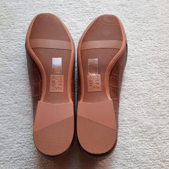 Naturalizer Loafers - 8.5 M, Tan/Maple Croco hand-crafted finish, leather upper - Picture 4 of 4